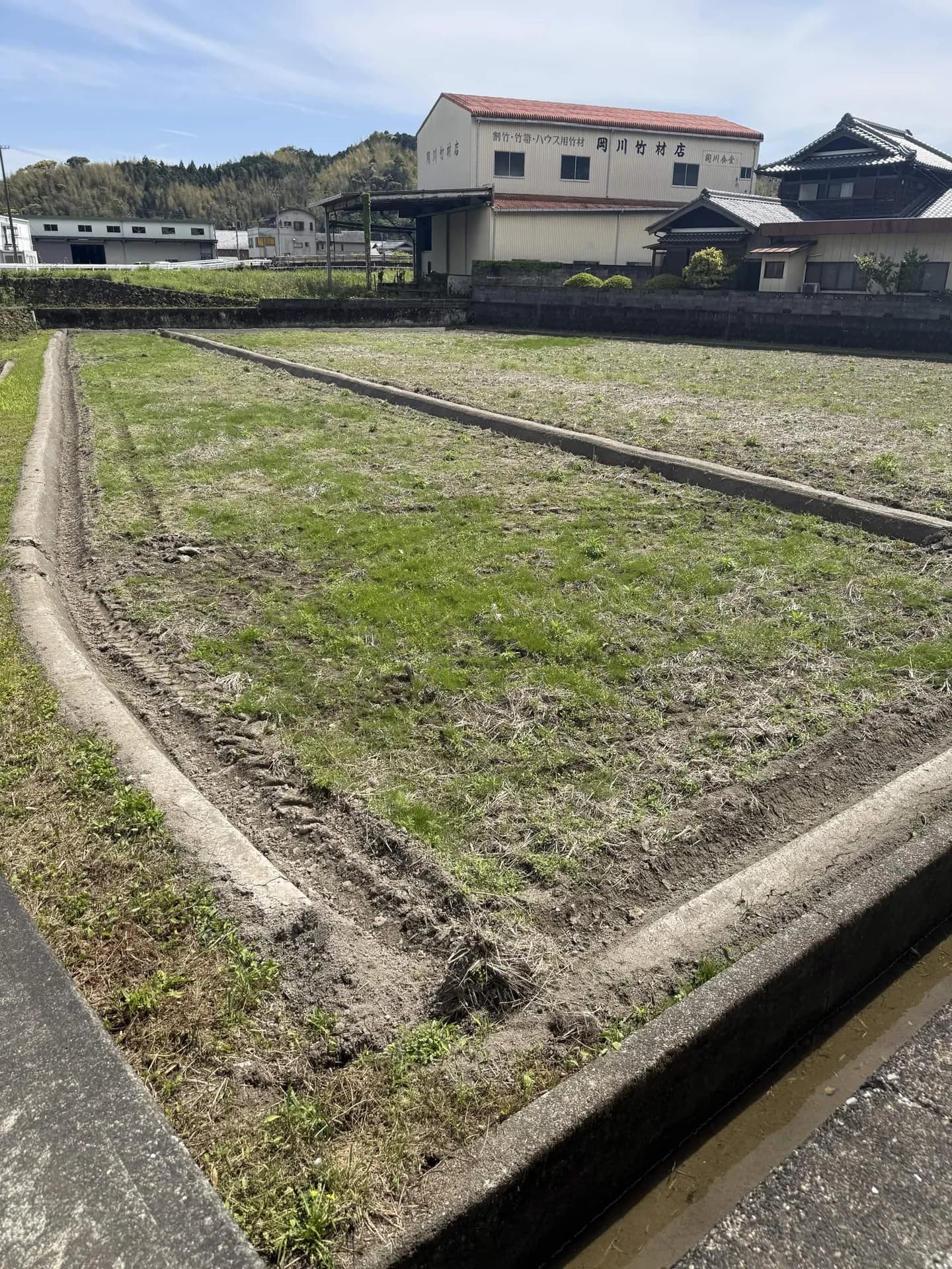 田植え前の田んぼ