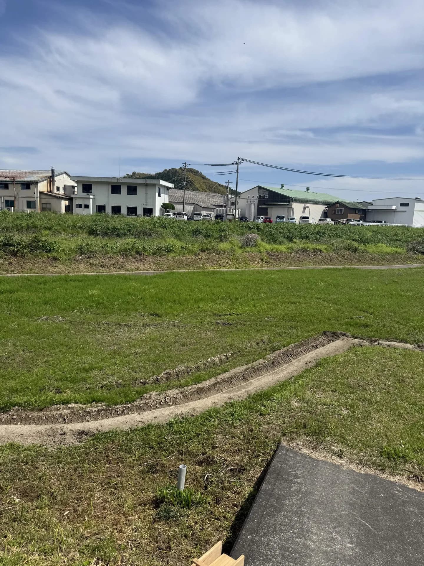 田んぼの畦と用水路