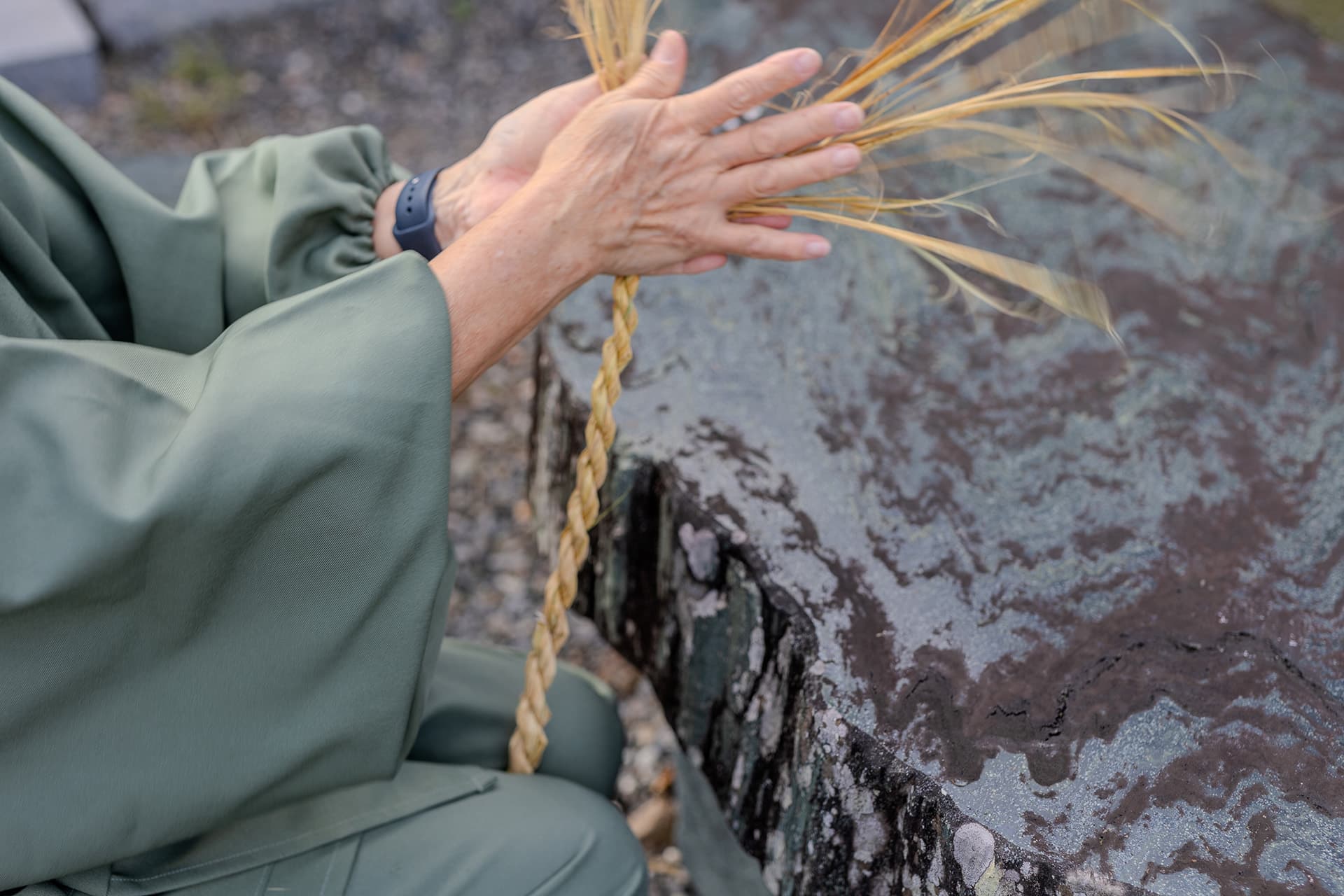 しめ縄作りの様子