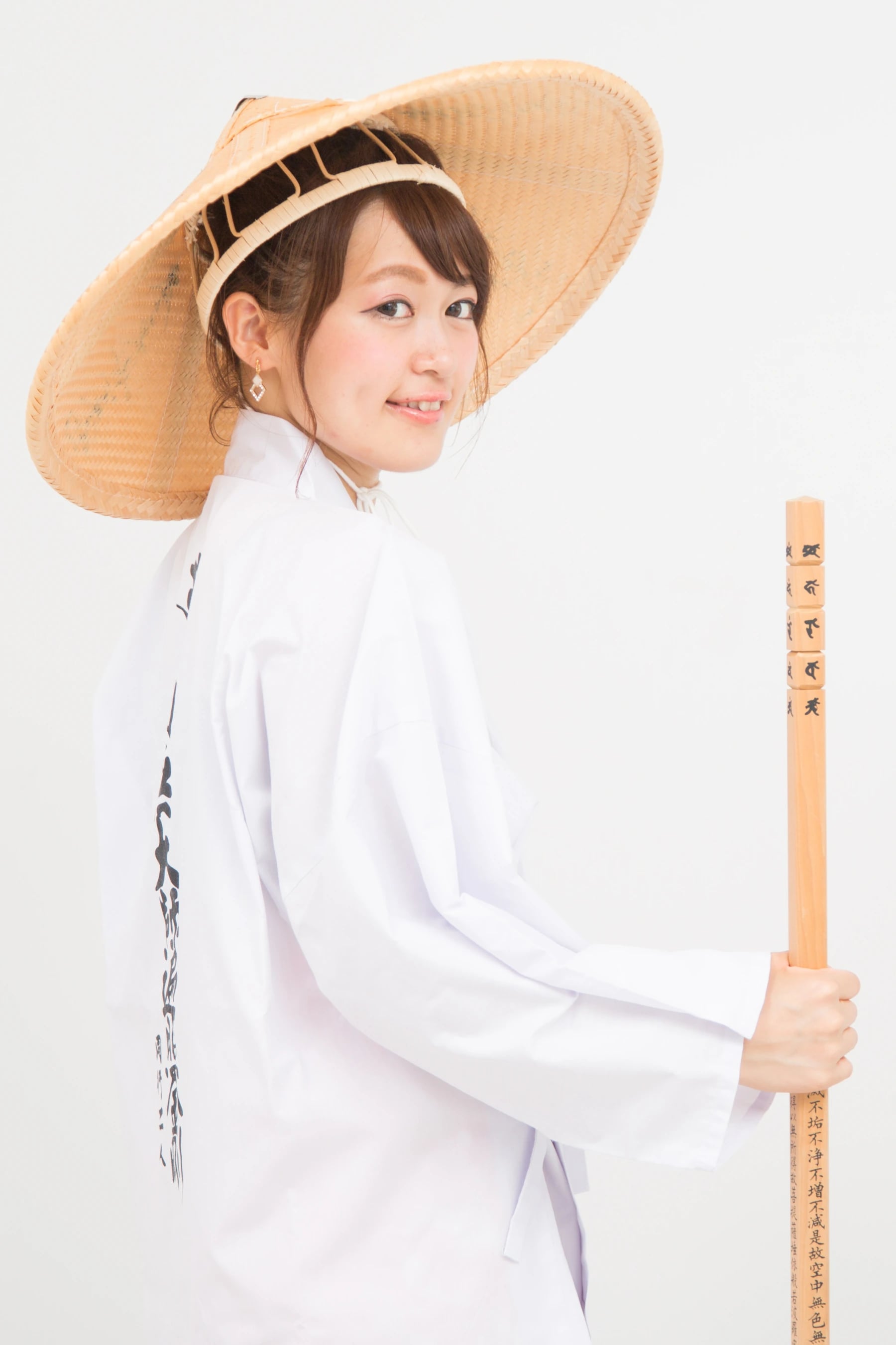 遍路装束で歩くお遍路さんの写真