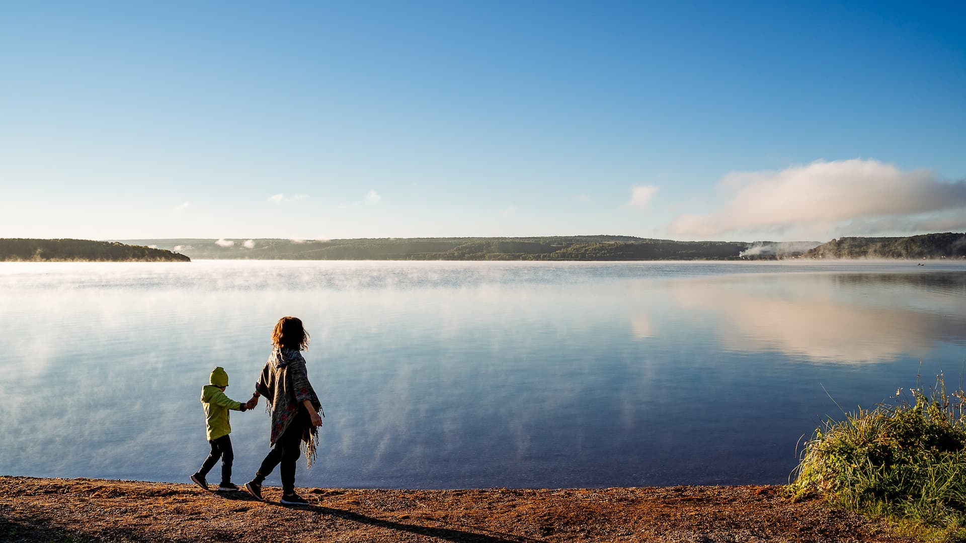 此岸と彼岸を隔てる川のイメージ