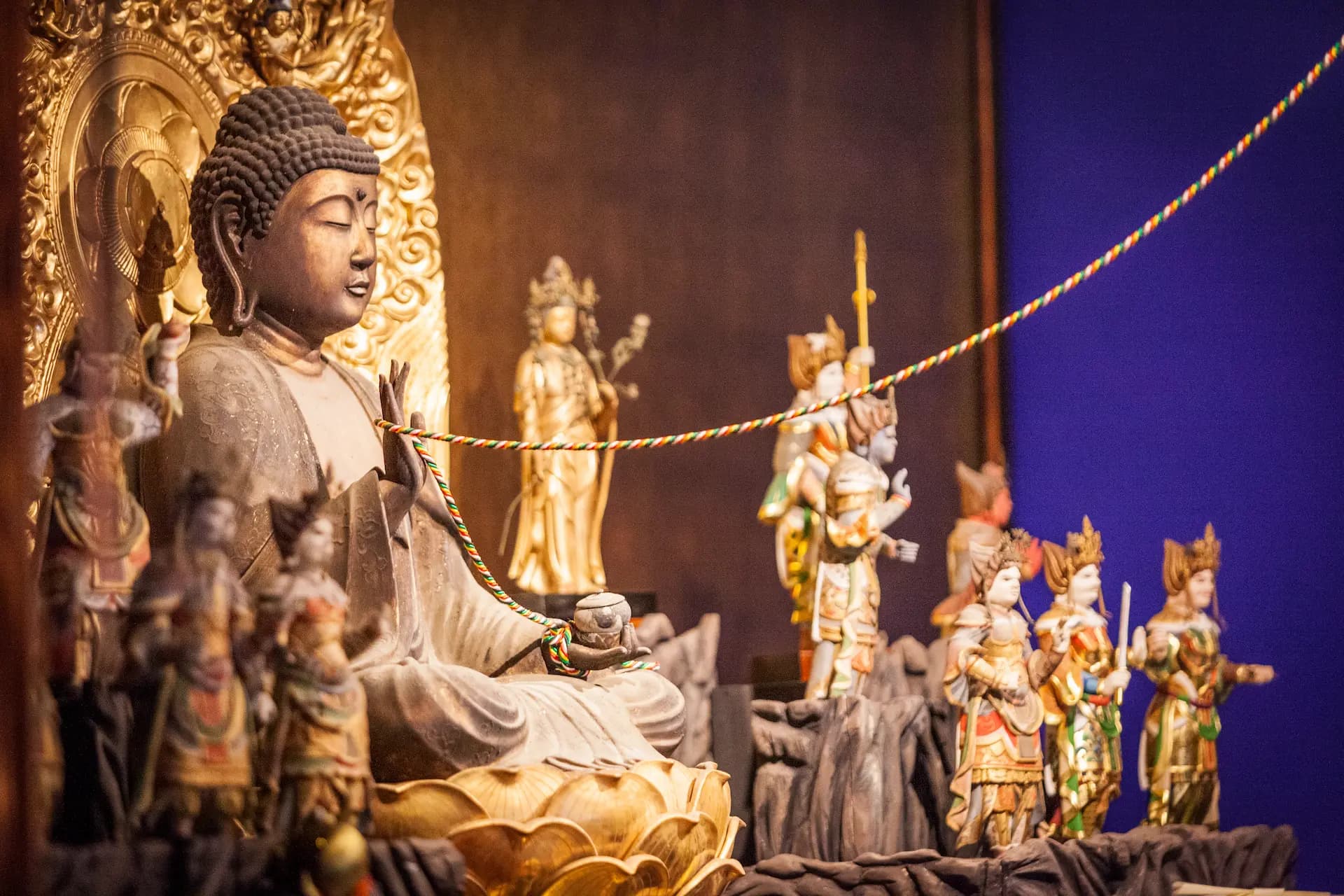 从近处拍摄的平等寺药师如来像