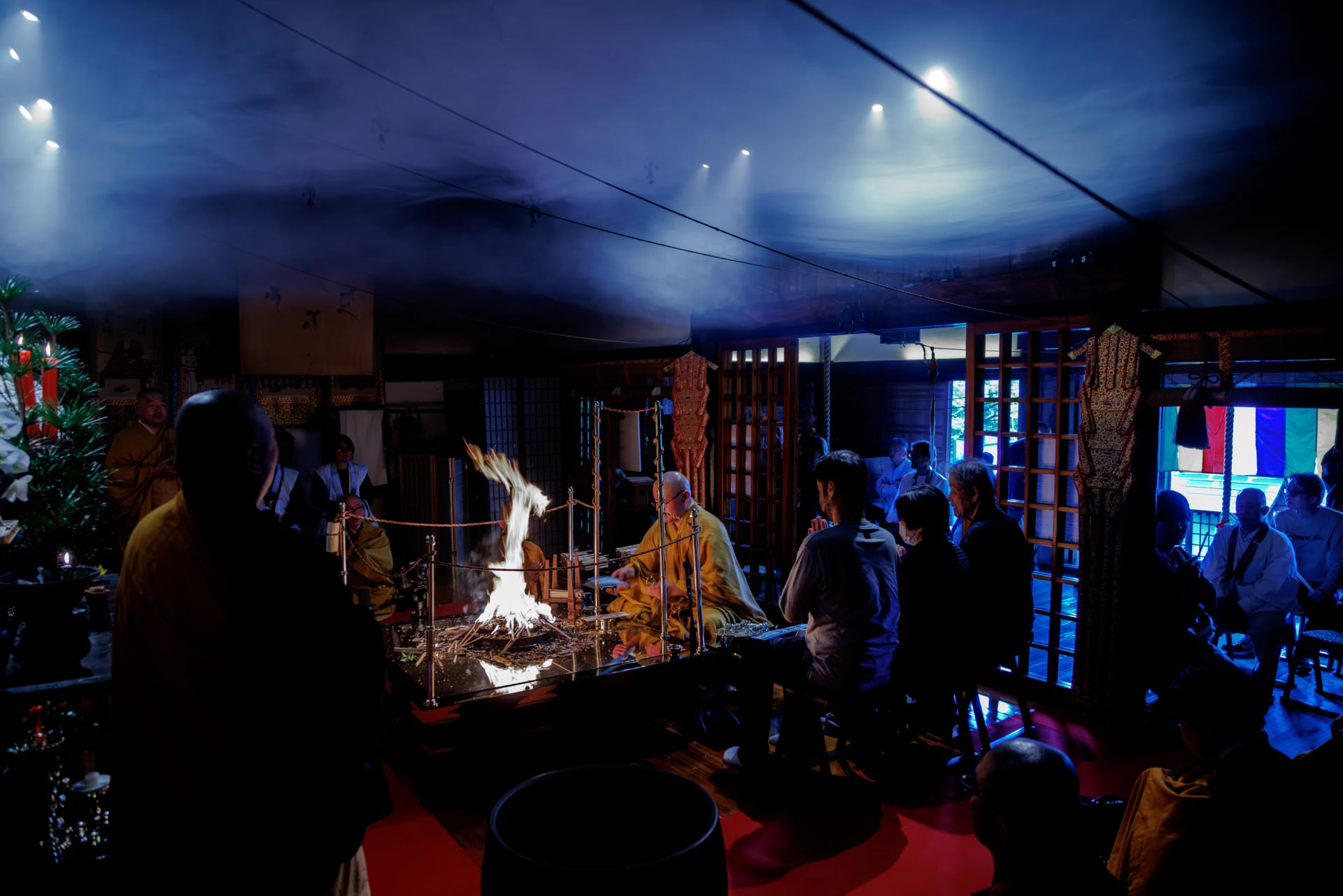 A goma rite in the main hall as worshippers look on