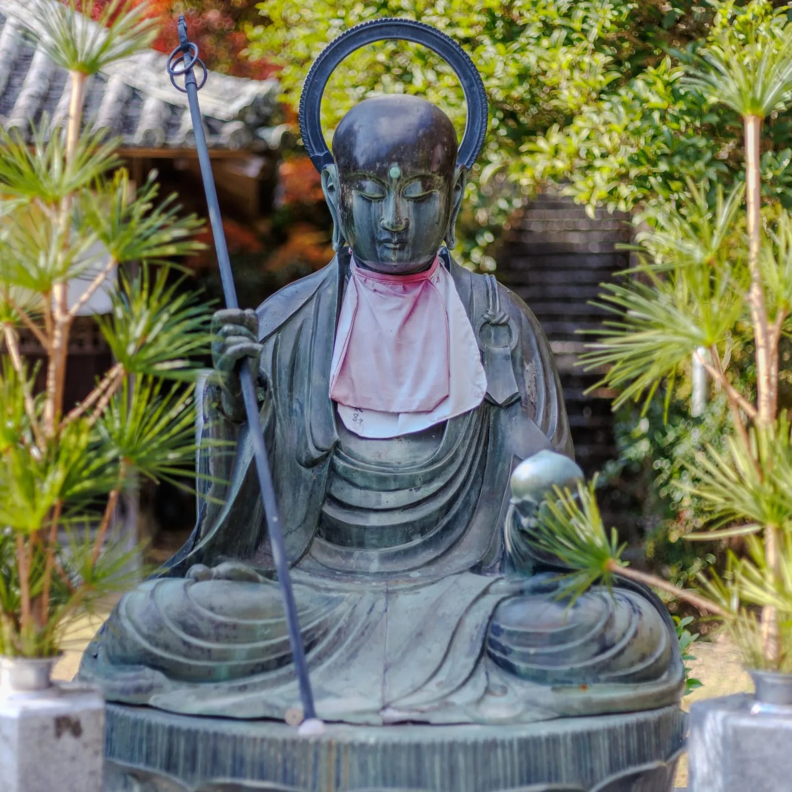 持锡杖与宝珠的地藏菩萨